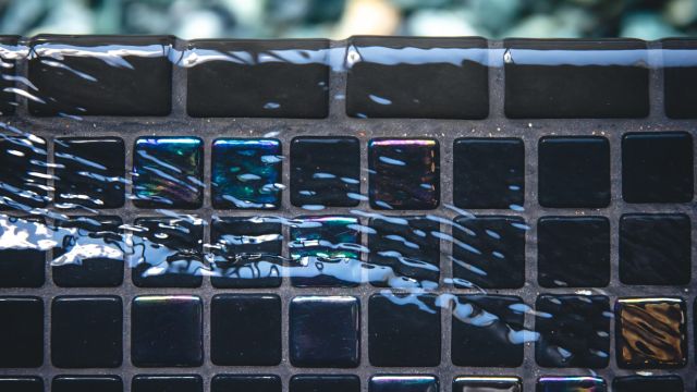 What's the Difference Between Glass Tile vs Porcelain Tile